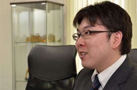 行政書士 河原木さんに伺います。通常、2,3か月かかる就労ビザ取得が、わずか40日間でできた理由は？